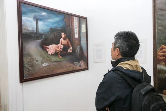 People attend an art exhibition by AAFOH (Artists Against Forced Organ Harvesting) in New York on May 10, 2016. (Benjamin Chasteen/Epoch Times)