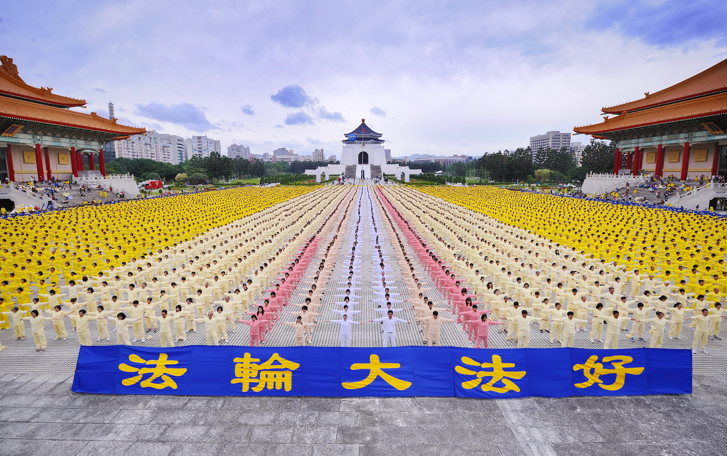  Falun Dafa practitioners in Taiwan. 