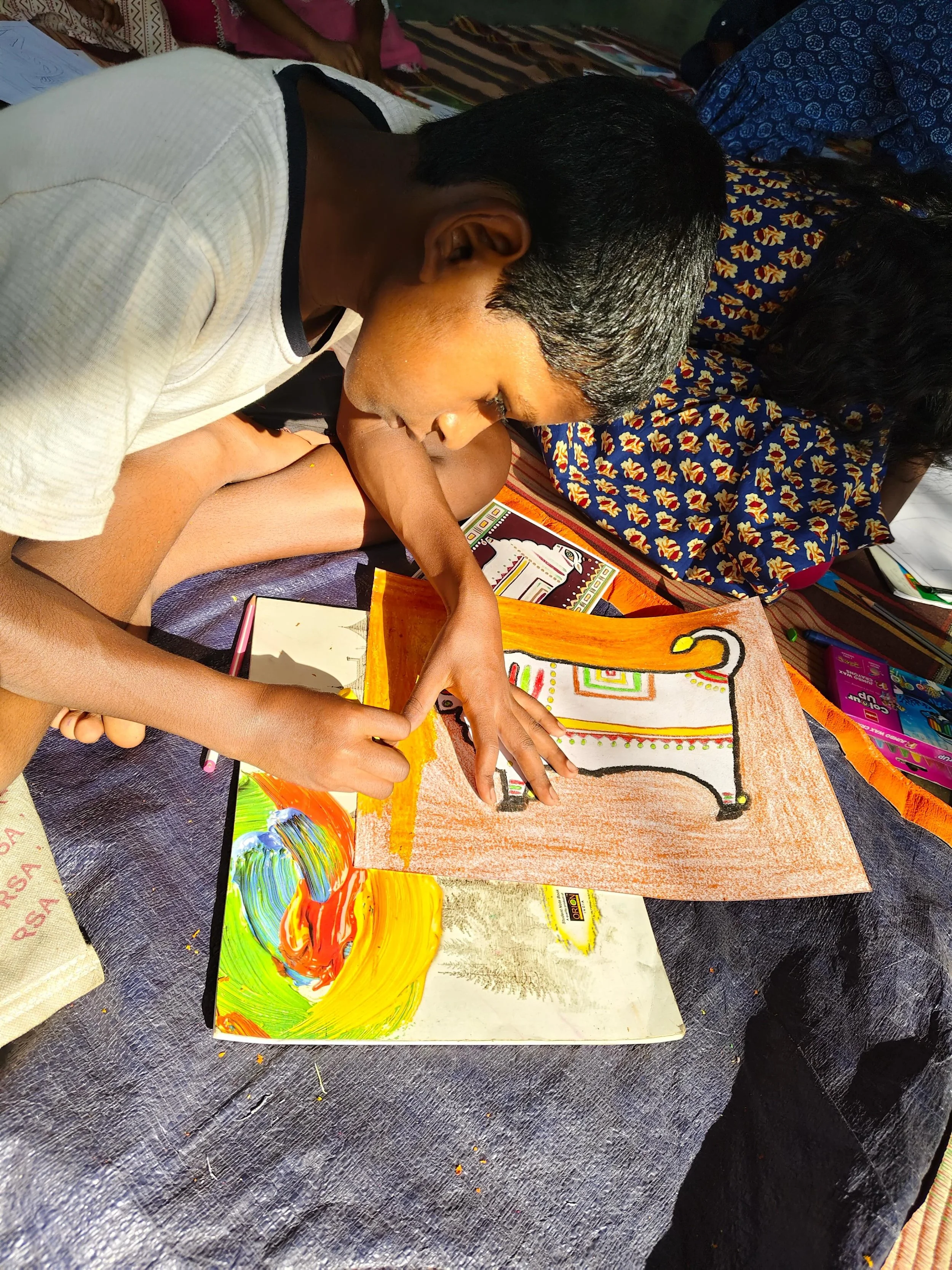 These students are working hard! Rain ☔️ or shine ☀️ 

- May 2026 Class Sessions 🌷 
🎨 Artist Study: Jamini Roy
