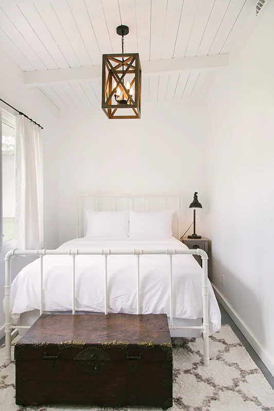 $1400 | West Cottage 1 - Bedroom 1: Queen Bedroom