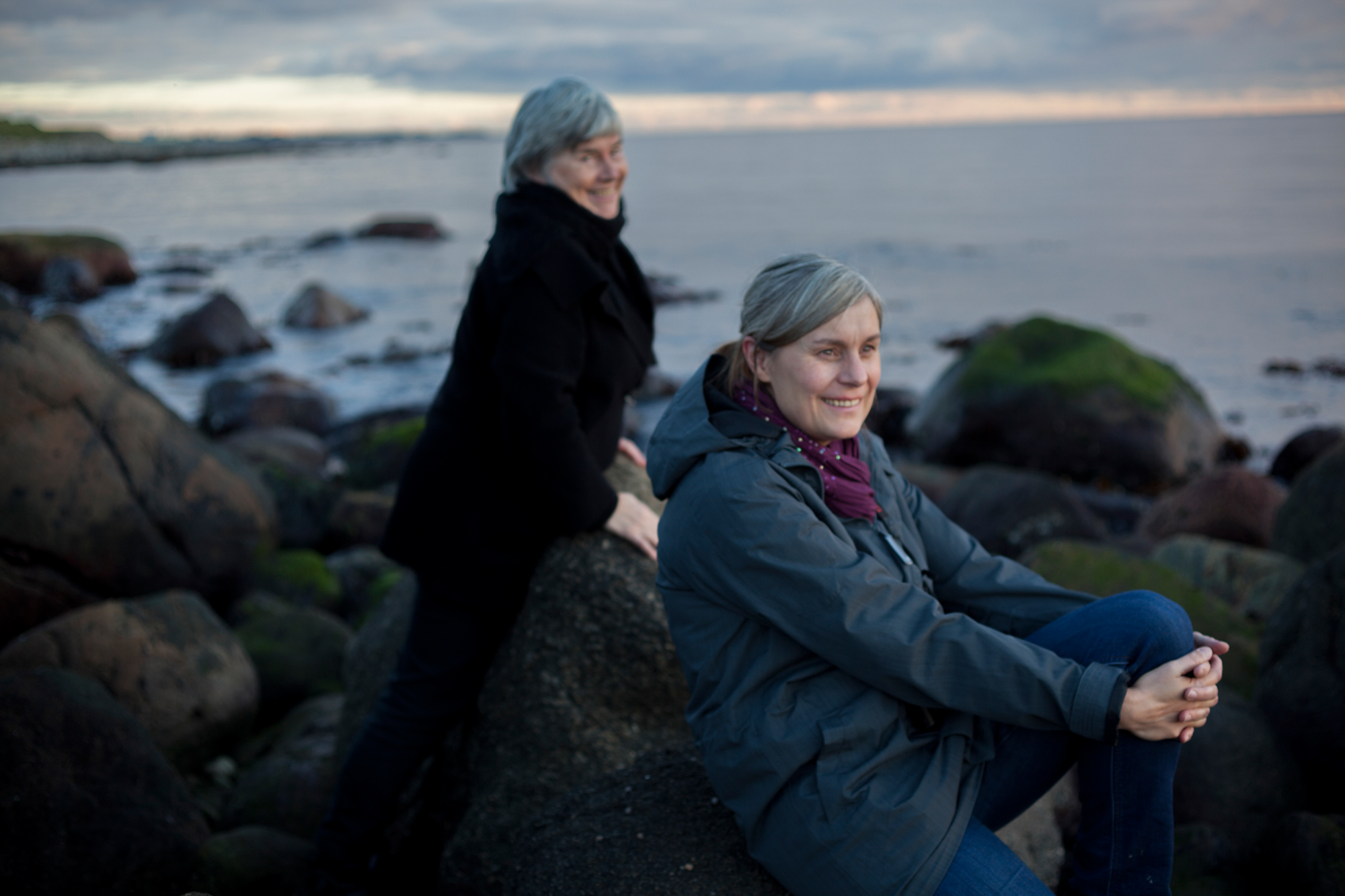 Kunstner Bente Geving og kurator/kunstner Christine Hansen etter en lang dag med montering.