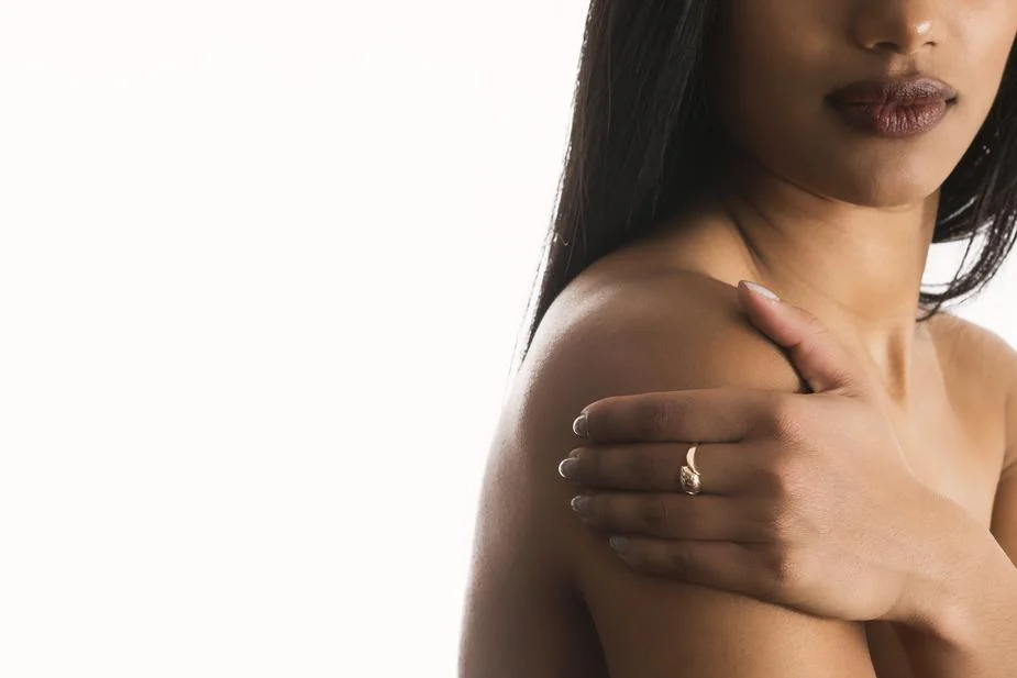 womans-bust-hand-shoulder_925x.jpg