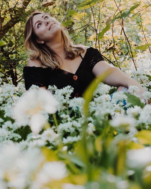 Surrounded by flowers that look cute from a distance but were actually wild garlic.... And so I spent the rest of the day smelling like garlic bread... There are worse smells I guess 🤷🏼&zwj;♀️ 📸@whoahchloe⠀
⠀
#bloggershare #bloggerproblems #thecap