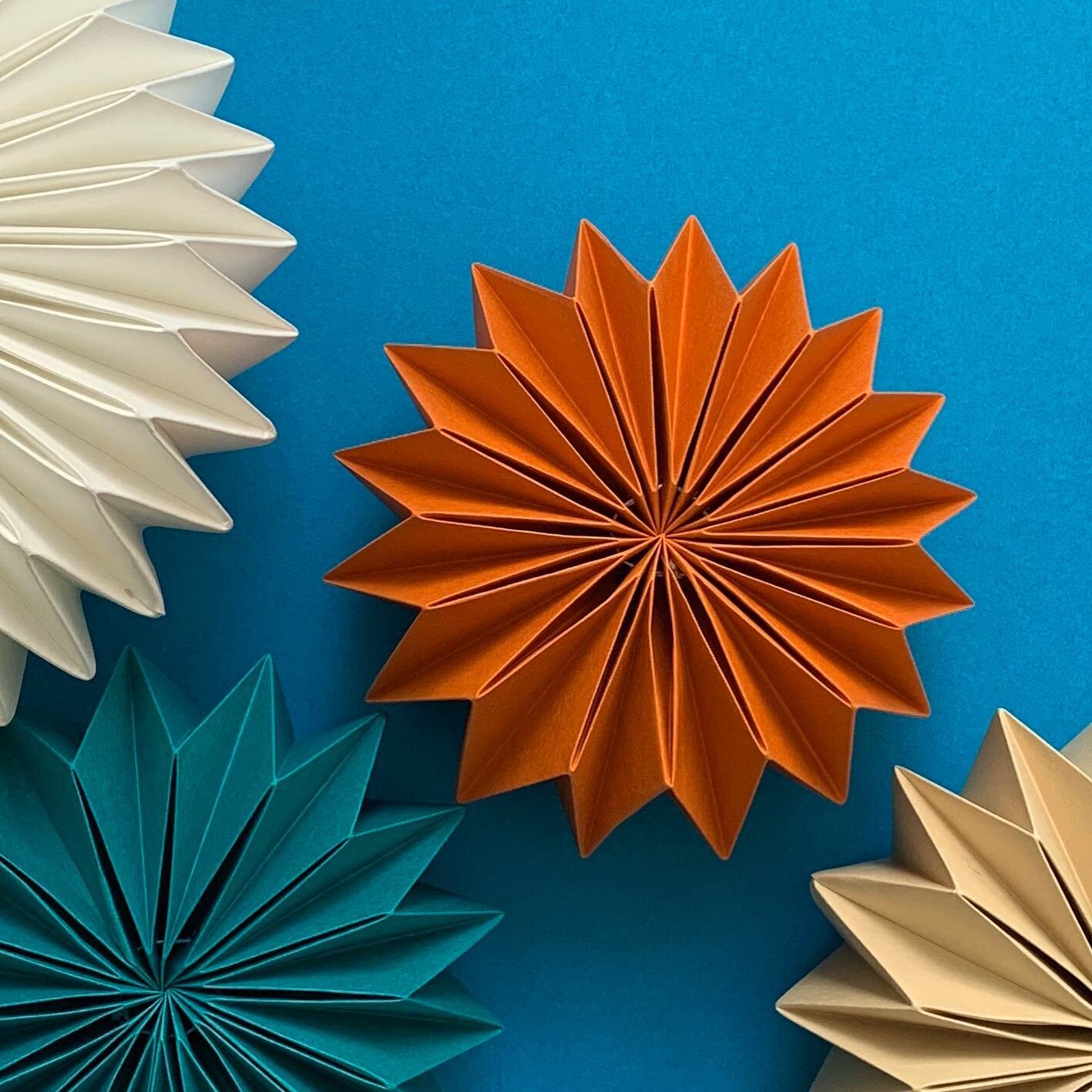 Wow - my account reached 4K followers over the weekend! Thank you all so much for your support and continued interest in my work. It really does mean the world to one person small businesses like mine. 🙏
.
.
.
#paper #paperfolding #folding #folded #