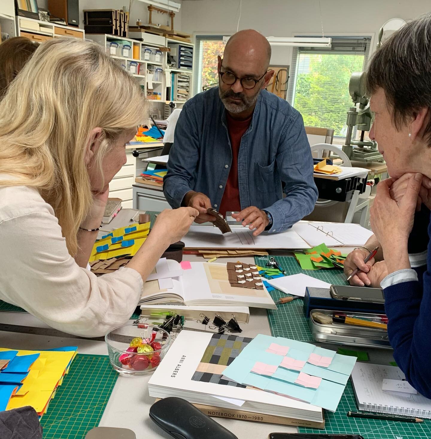Feeling very fortunate to be in the Netherlands attending a workshop with the master of paper himself @dariozeruto A wonderful few days of learning, inspiration, colour and making new friends. Thank you Dario and Marja at the Boekbinderij Wilgenkamp 