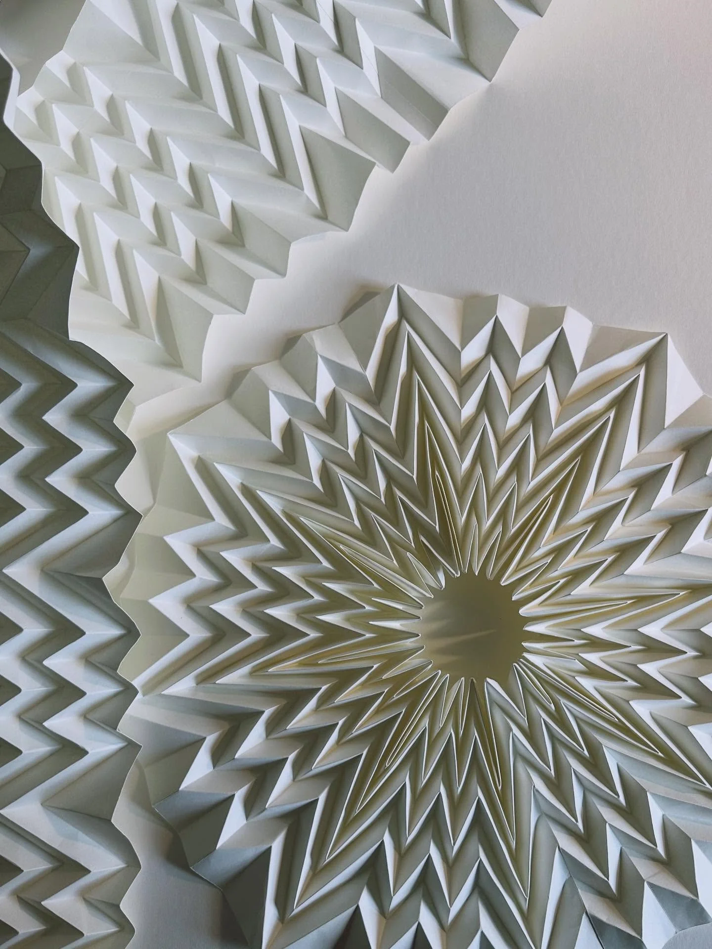 Been working on a series of circular pieces this week.

#paper #fold #folded #folds #starburst #paper #paperart #wallart #paperfolding #origami #origamiart #origamiartist #circular