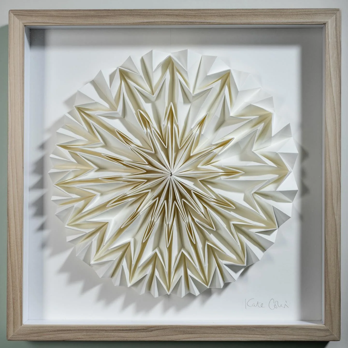 A new framed piece made from one sheet of folded paper ✨

#paper #paperart #framedartwork #fold #paperartist