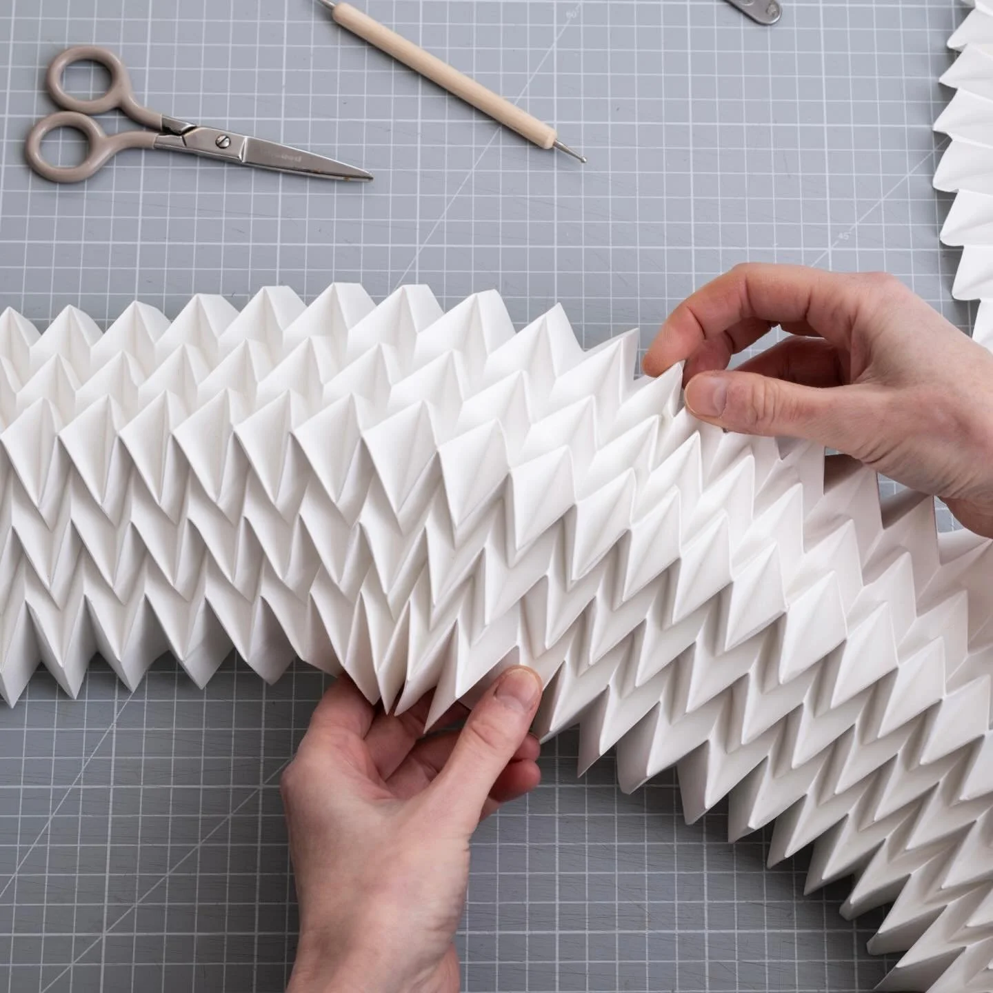 Thinking ahead to 2026 and all the new folding patterns and designs to be discovered 🙌

#paper #papercraft #fold #3d #paperartist