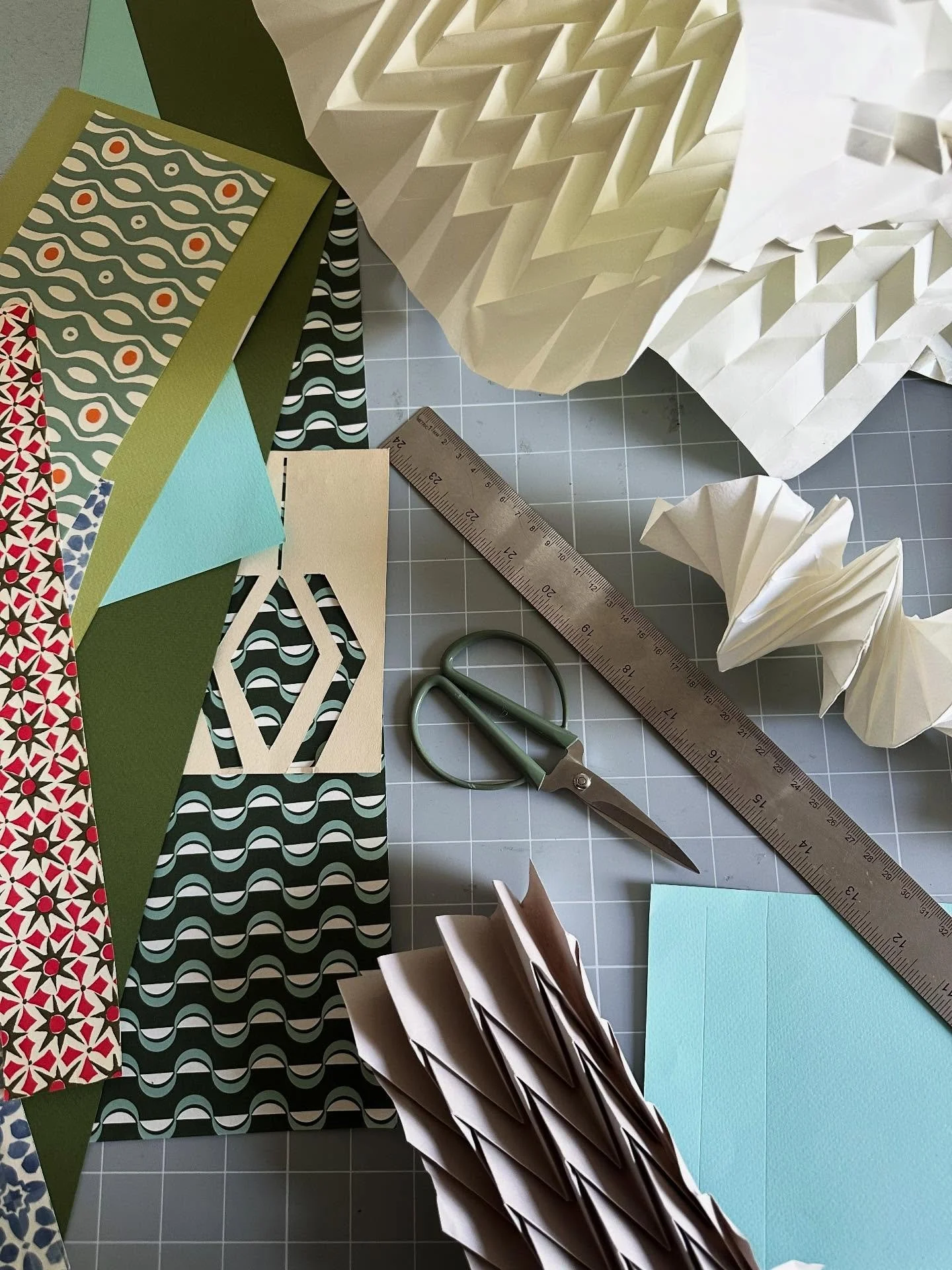 Busy studio desk today 

#studio #desksetup #progress #paper #papercraft