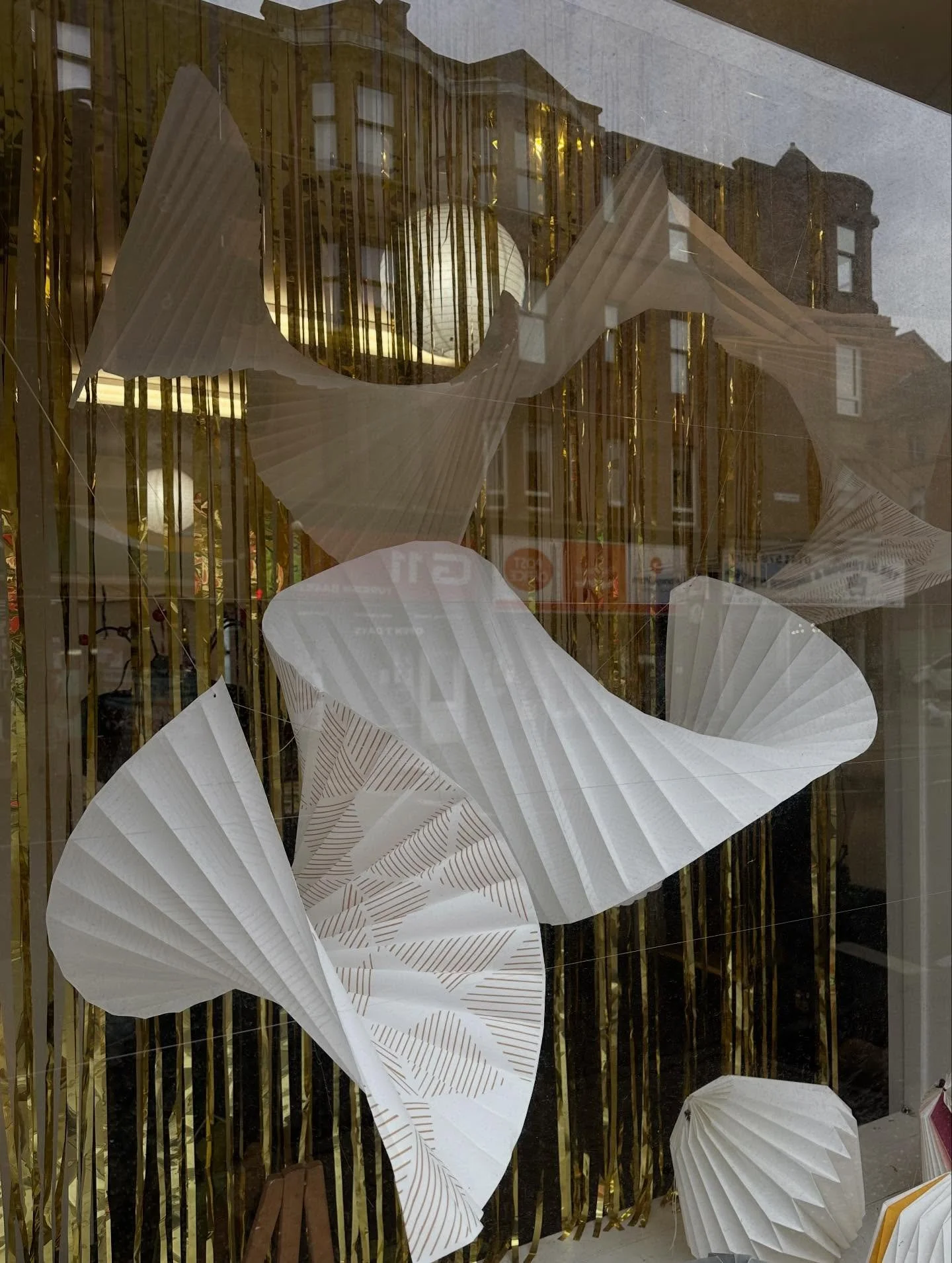 A fun morning spent window dressing at The Studio in Partick @youareherewearehere using paper by @noruleswallpaper 
I&rsquo;ll be teaching two beginner Paper Folding workshops at this venue on Sat 21 February and Sun 8 March. Come along! More info in