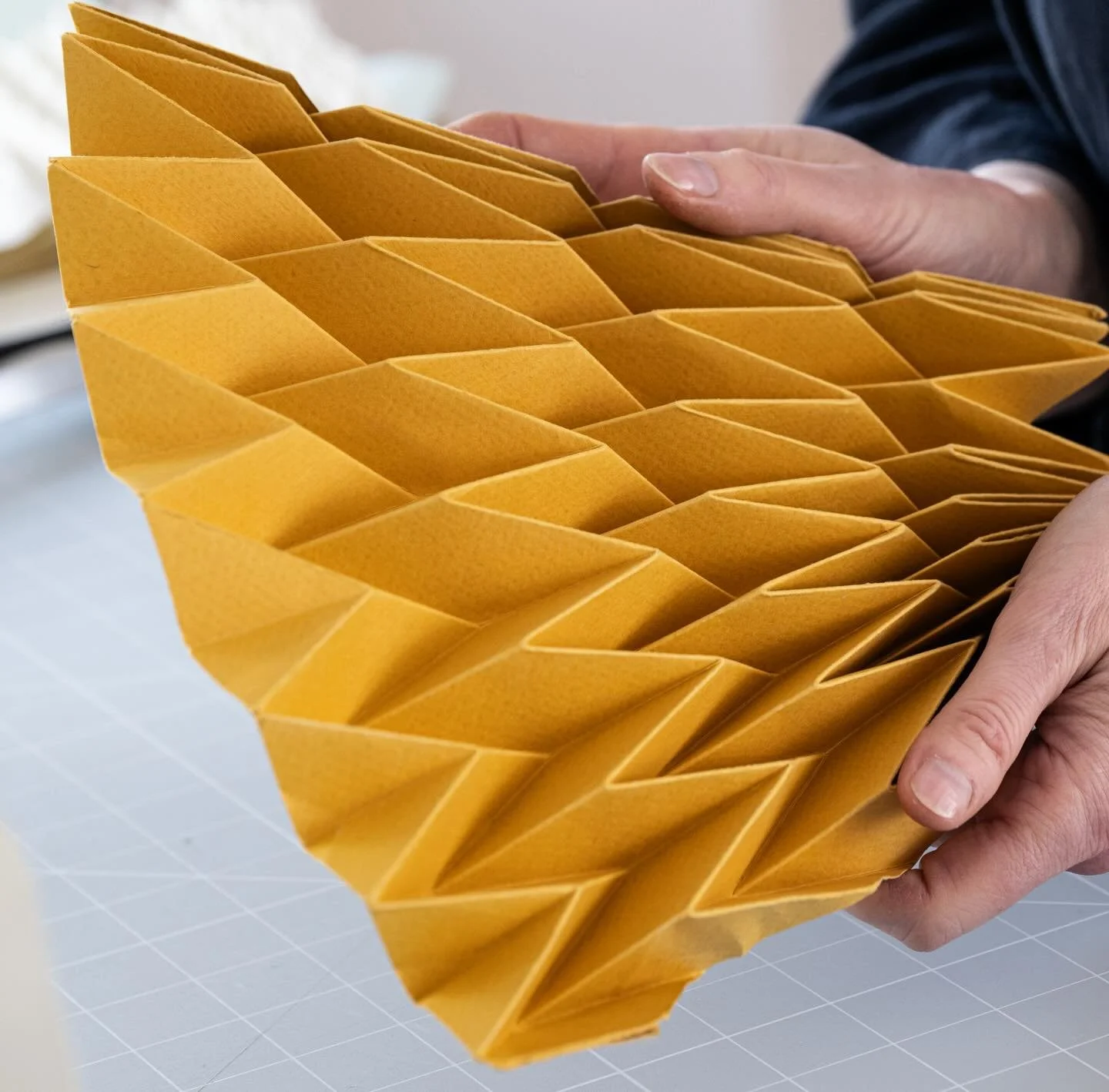 Exploring the flexibility and movement of folds

#fold #paper #origami #papercraft #yellow