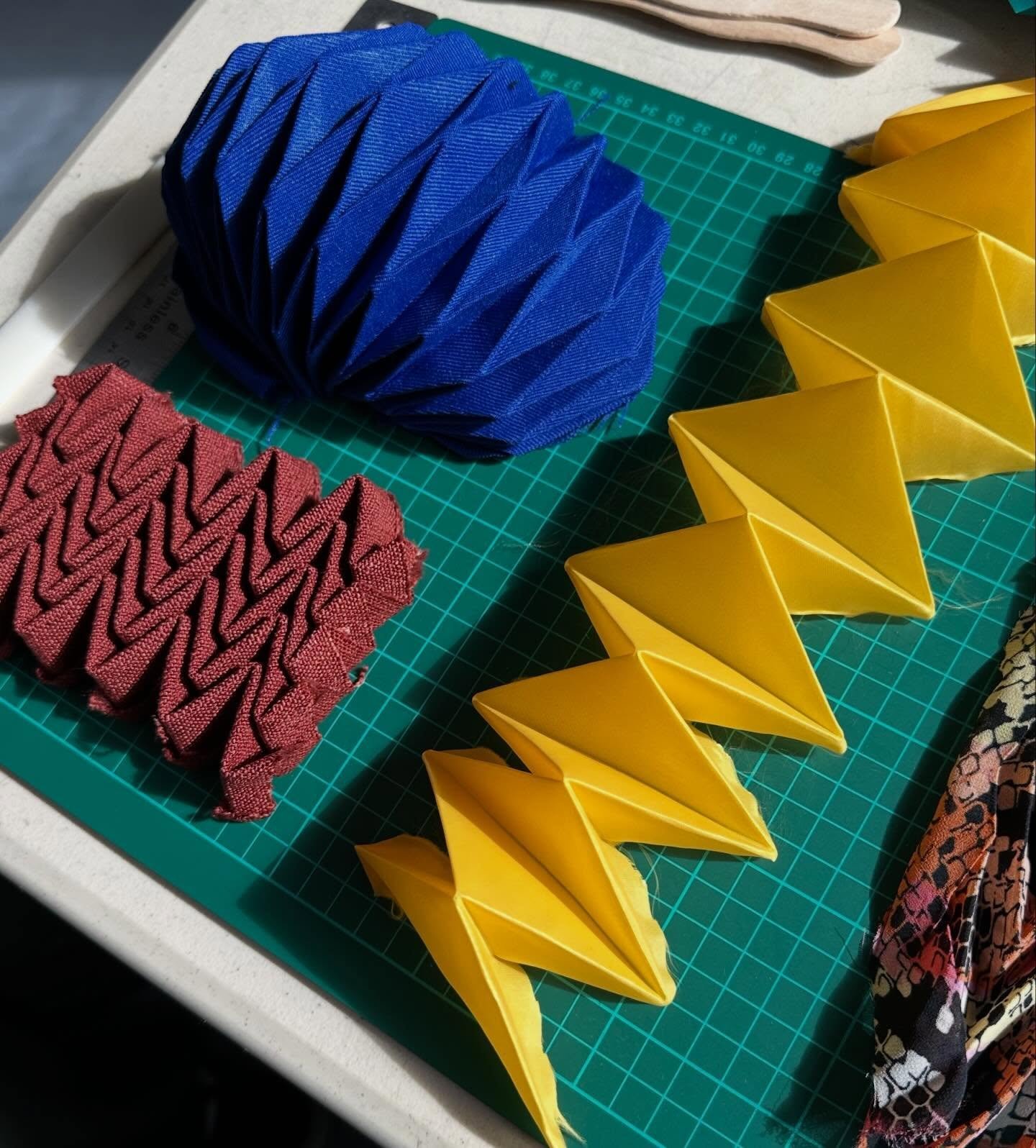 Fabric Pleating in sunny Fife this weekend ☀️ Thanks to all who came along - there were some truly spectacular results. Great work everyone! 🙌

 Next class is in Glasgow on 10th May @sewconfident - more info in bio. 

#fabricmanipulation #pleating #