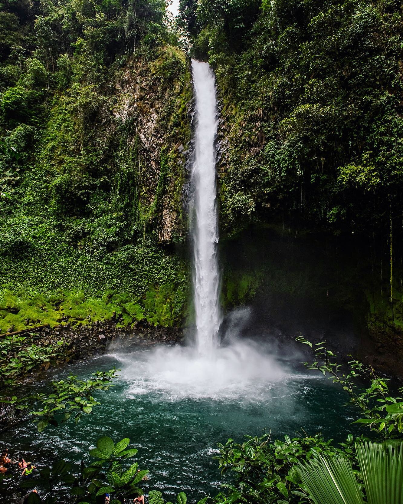 Powerful and majestic La Fortuna Waterfall in Costa Rica 2023 💚💦
.
.
.
.
.
.
.
.
.
.
.
#travelphotography #nature #waterfall #costarica #lafortuna #paradise #hike #explore #photography #travel #rainforest