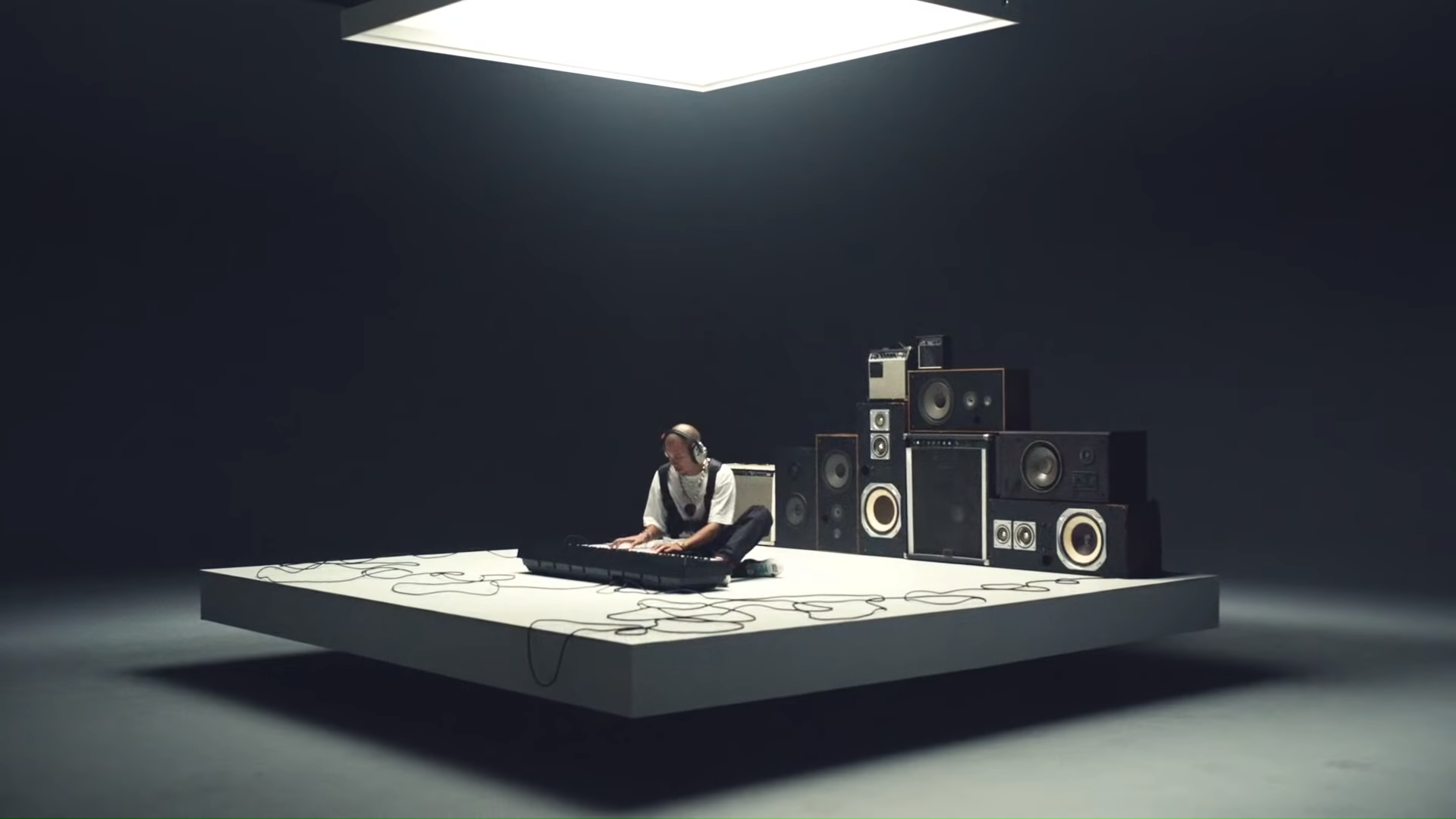 Screenshotter--TainyAnuelAAOzunaAdictoOfficialVideo-0’21”.png