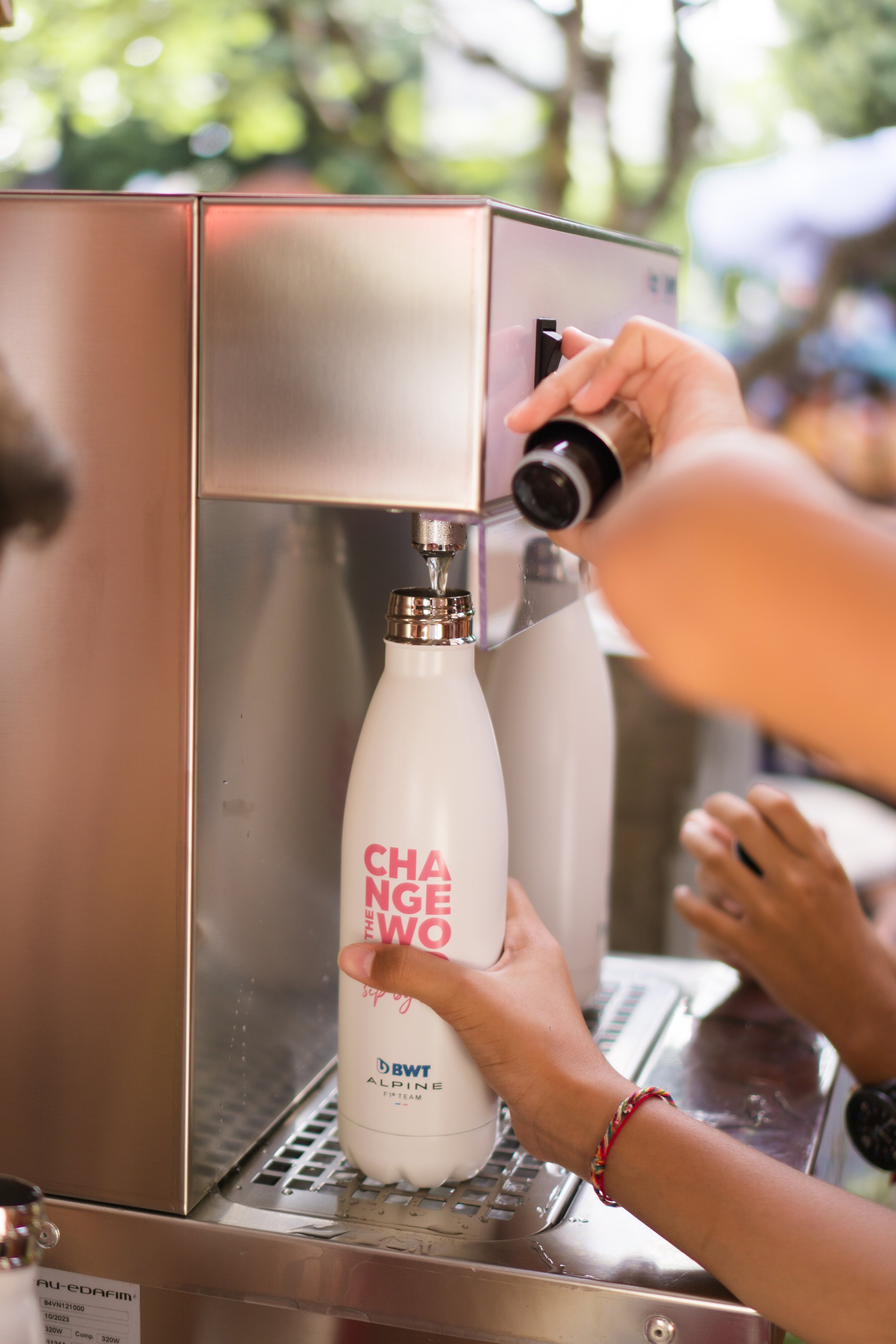 AQUA PEARLS Foundation dari Best Water Technology (BWT) dan Yayasan Green School Serahkan Dispenser Air Minum ke SD di Badung Bali.