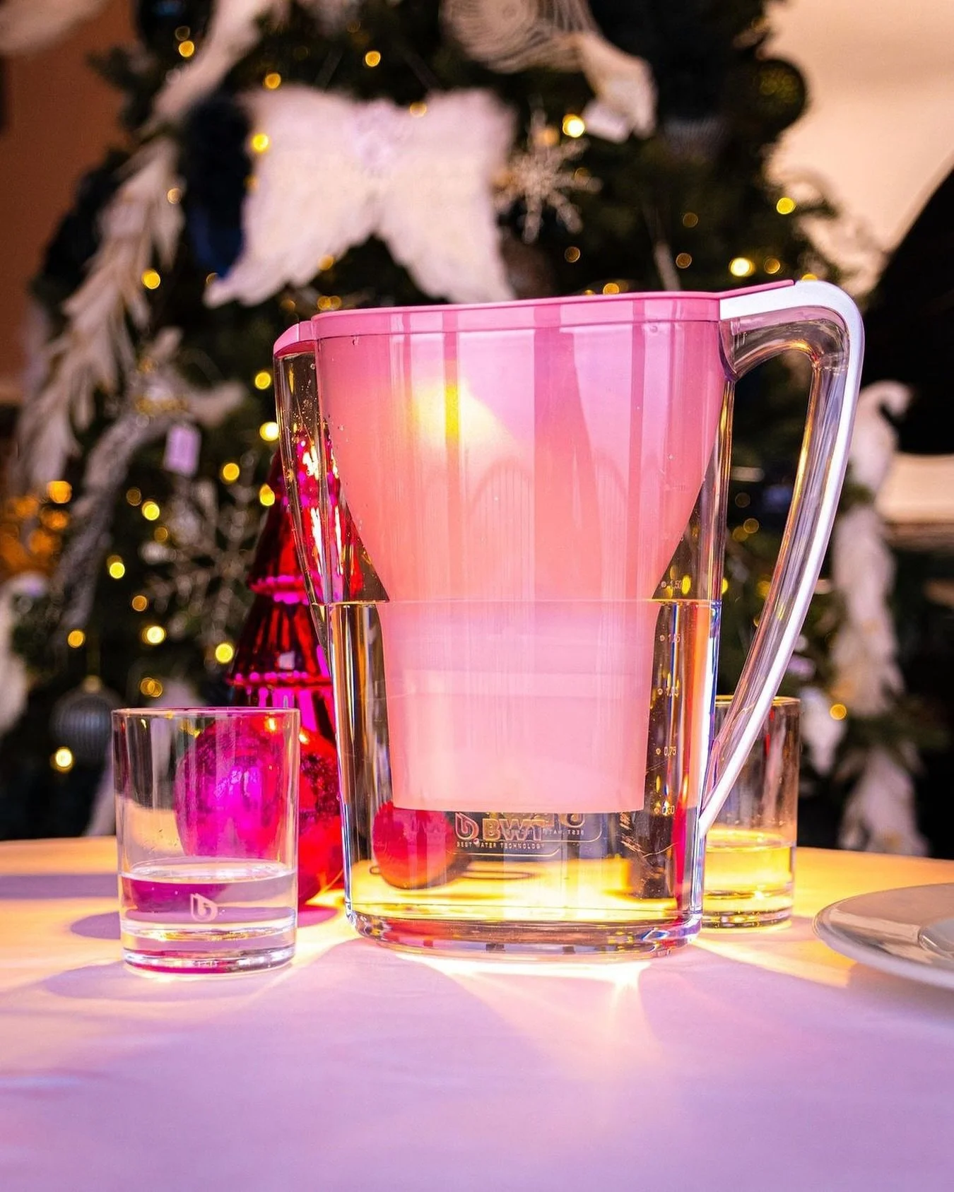 Mari kita rayakan musim penuh harapan, kehangatan, dan kebersamaan.

Mari kita juga renungkan cara menjaga bumi kita. 🌍💧 Langkah-langkah sederhana&mdash;seperti mengurangi penggunaan plastik, menghemat air, atau memilih hadiah ramah lingkungan&mdas