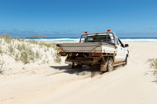 four-wheel-drive-ute-driving-onto-beach-austockphoto-000034587.jpg