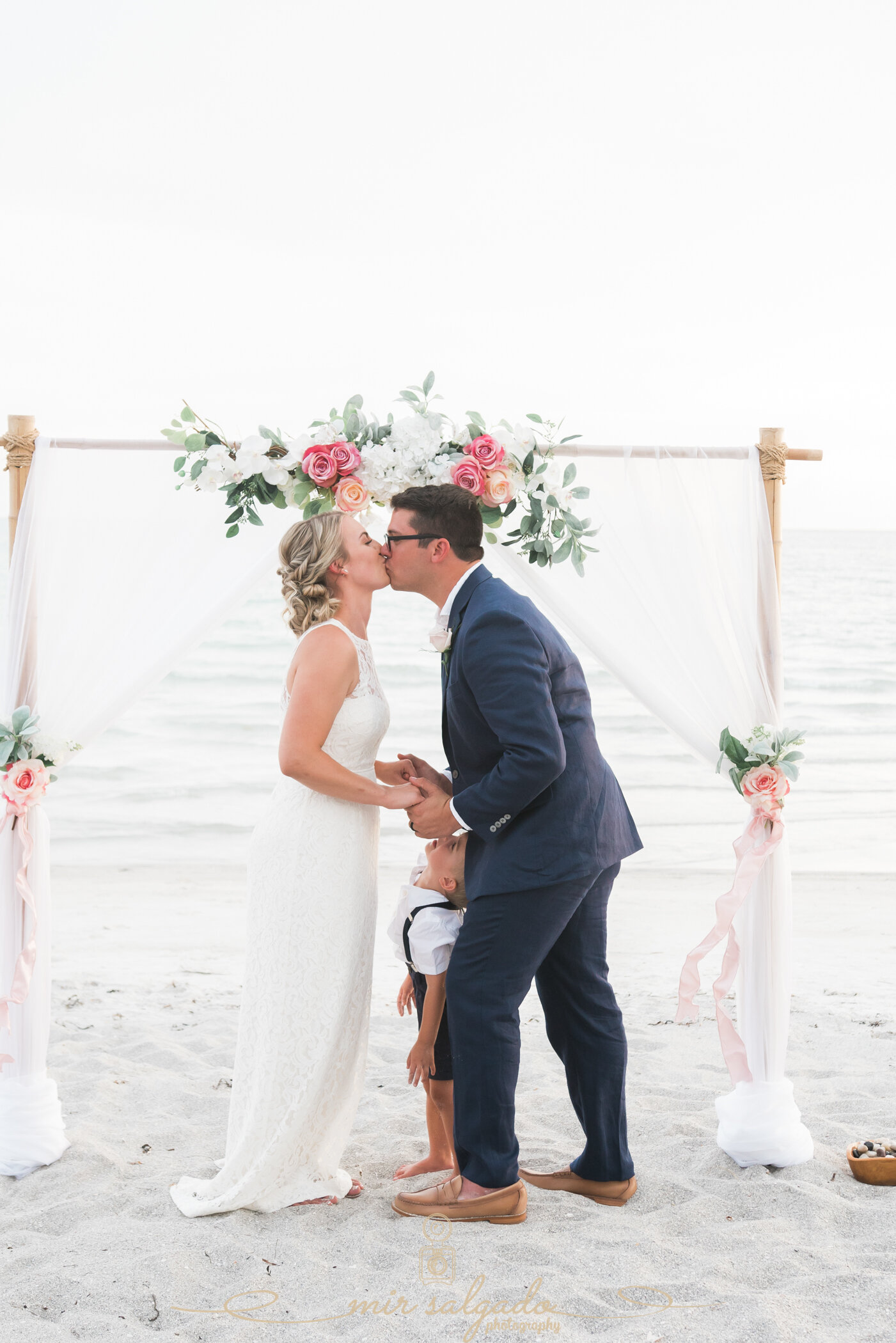 bride-and-groom-first-kiss, wedding-first-kiss, first-kiss-pictures, first-kiss-bride-and-groom, beach-wedding
