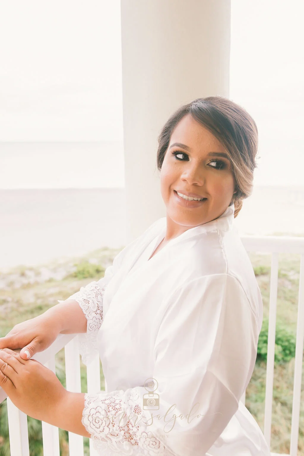 white-bride-robe, bride-getting-ready-pictures, bride-getting-ready-photo-inspiration, bride-smile