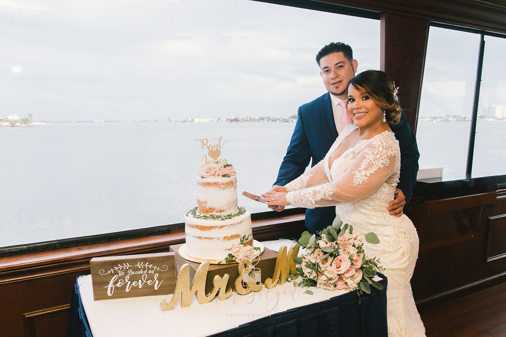 bride-and-groom-cake-cutting, yacht-cake-cutting, cake-cutting-ceremony, wedding, florida-wedding