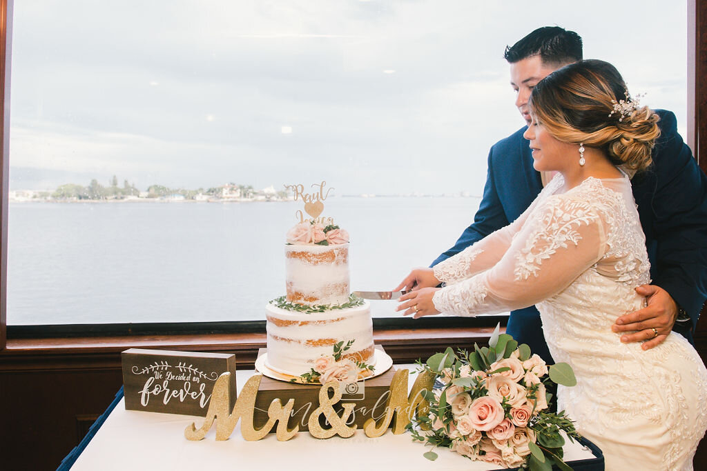cake-cutting-bride-and-groom-inspiration, cake-ceremony, wedding-cake-cutting