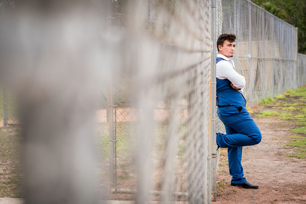 baseball-fence-pictures, sports-portrait-poses, baseball-photography-pictures, leaning-against-fence-photography