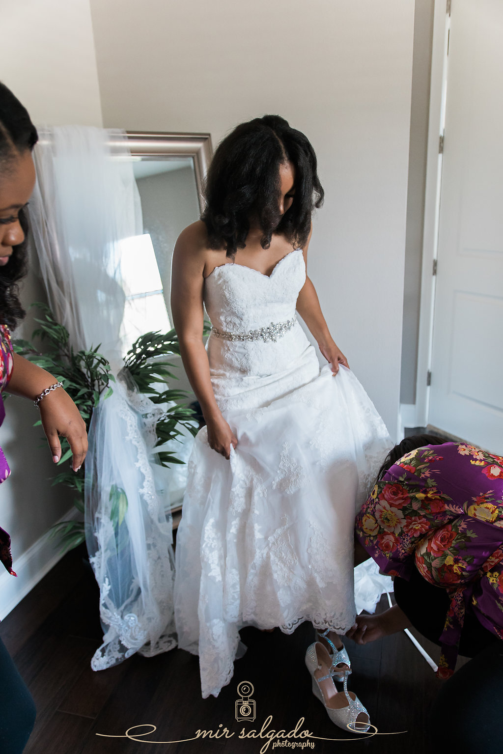 bride-putting-on-heels, bride-getting-ready, bridal-team, bridal-party