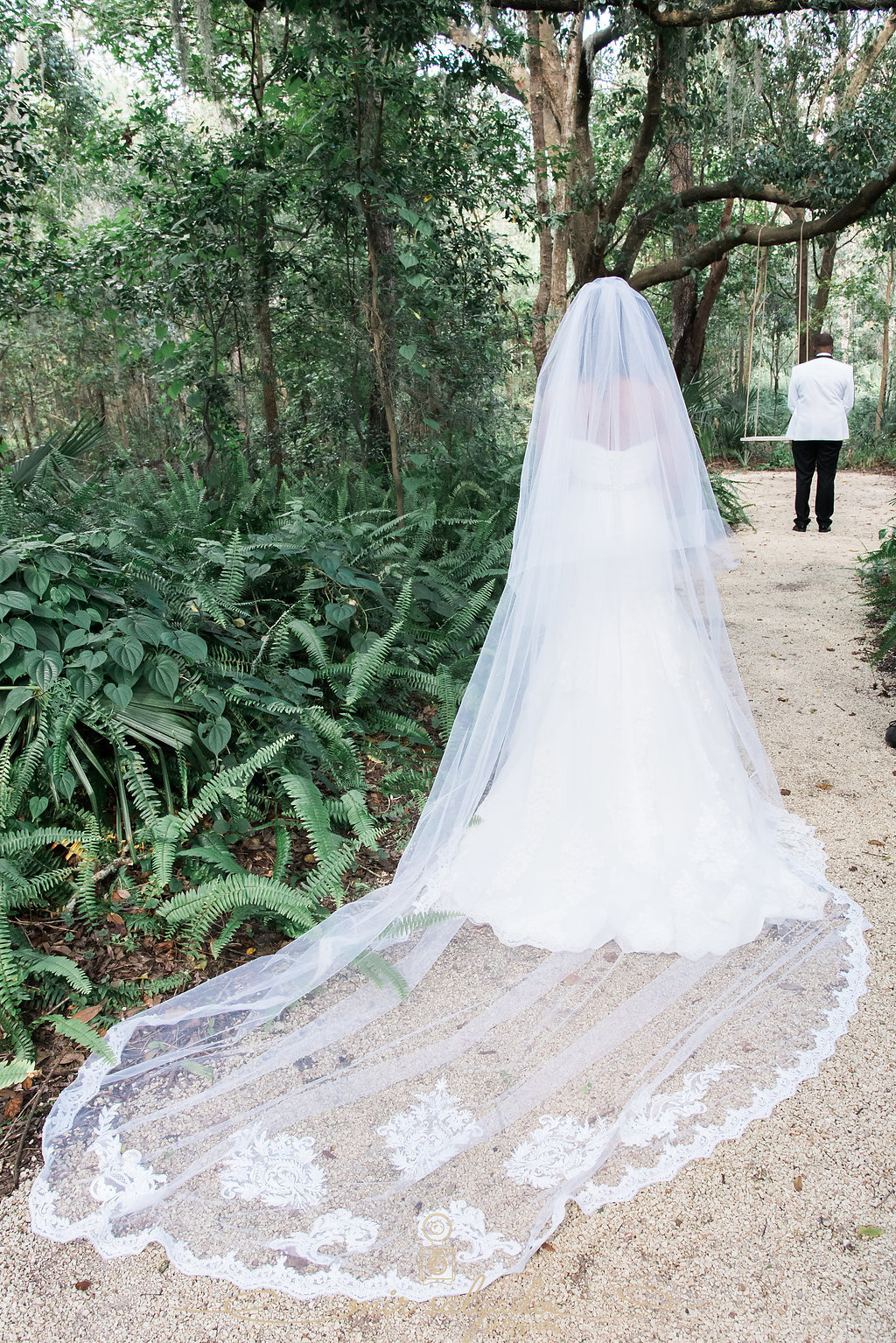 wedding-veil, bridal-veil, white-veil, first-look-walk, brides-first-look, secret-garden
