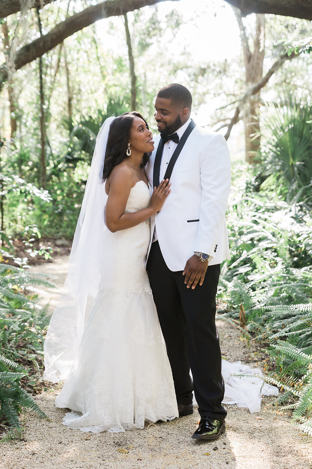bride-and-groom-first-pictures first-look-photography-inspiration