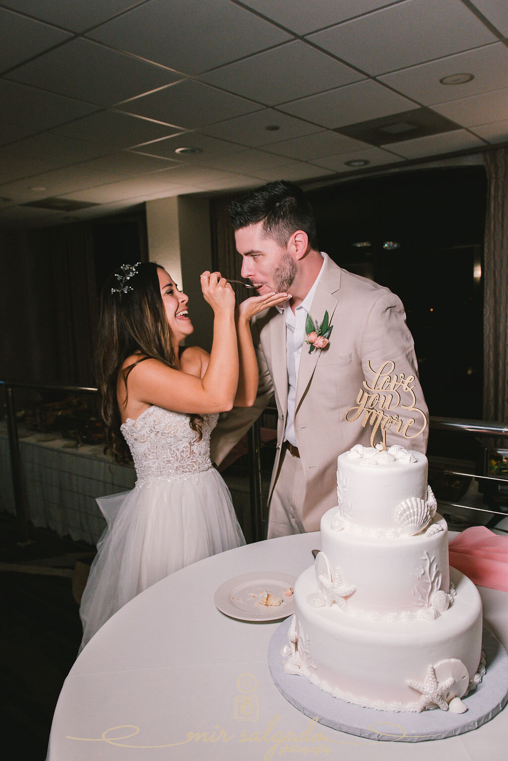 bride-feeding-groom, wedding-cake-photography, wedding-cake-eating-photography