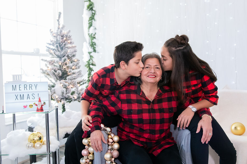 matching-plaid-family-pictures, generational-family-pictures, family-photo-session