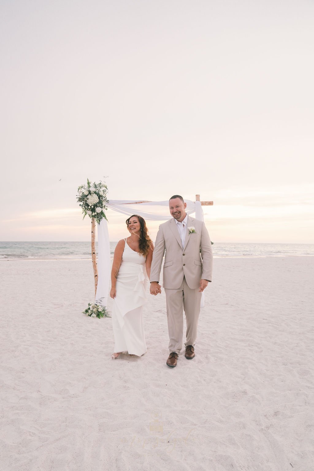 bride-and-groom-at-the-beach