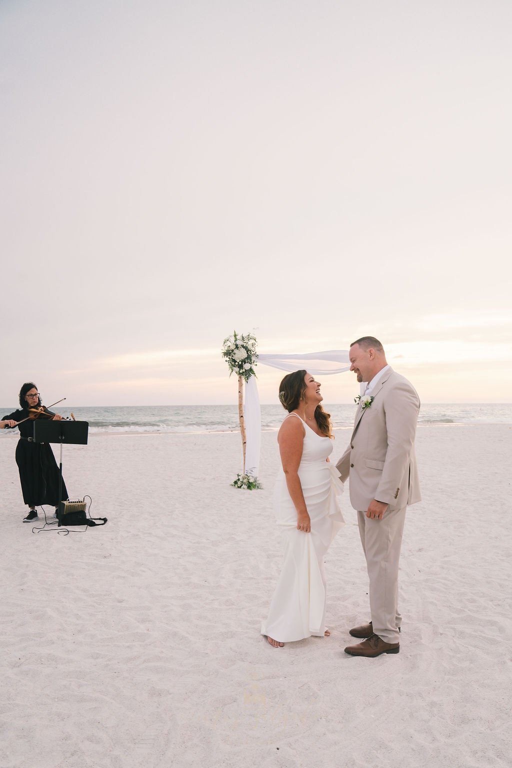 bride-and-groom-at-the-beach