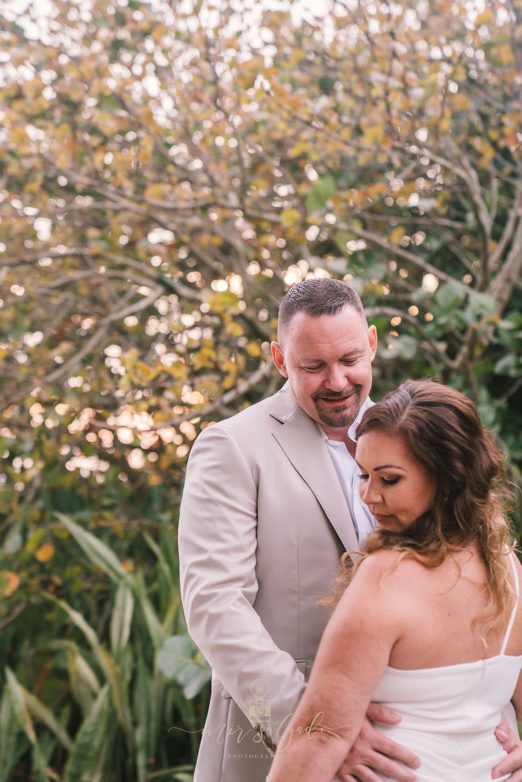 bride-and-groom-beach-wedding-photo