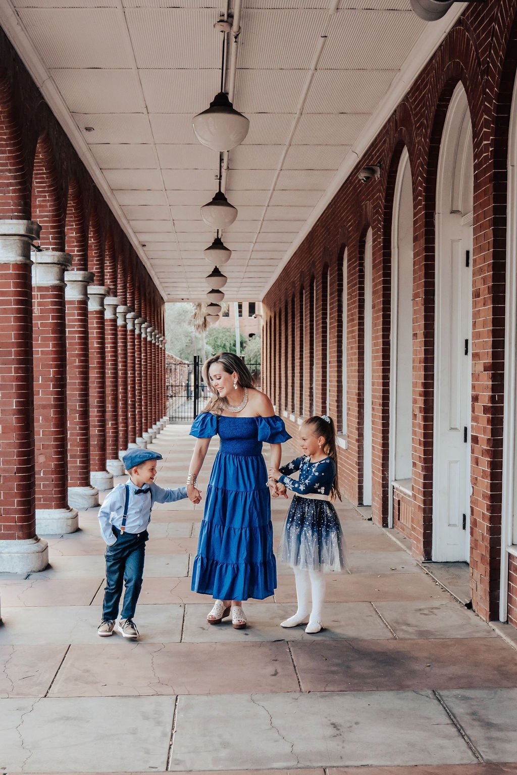 Mom-and-kids-photos-in-Ybor-City