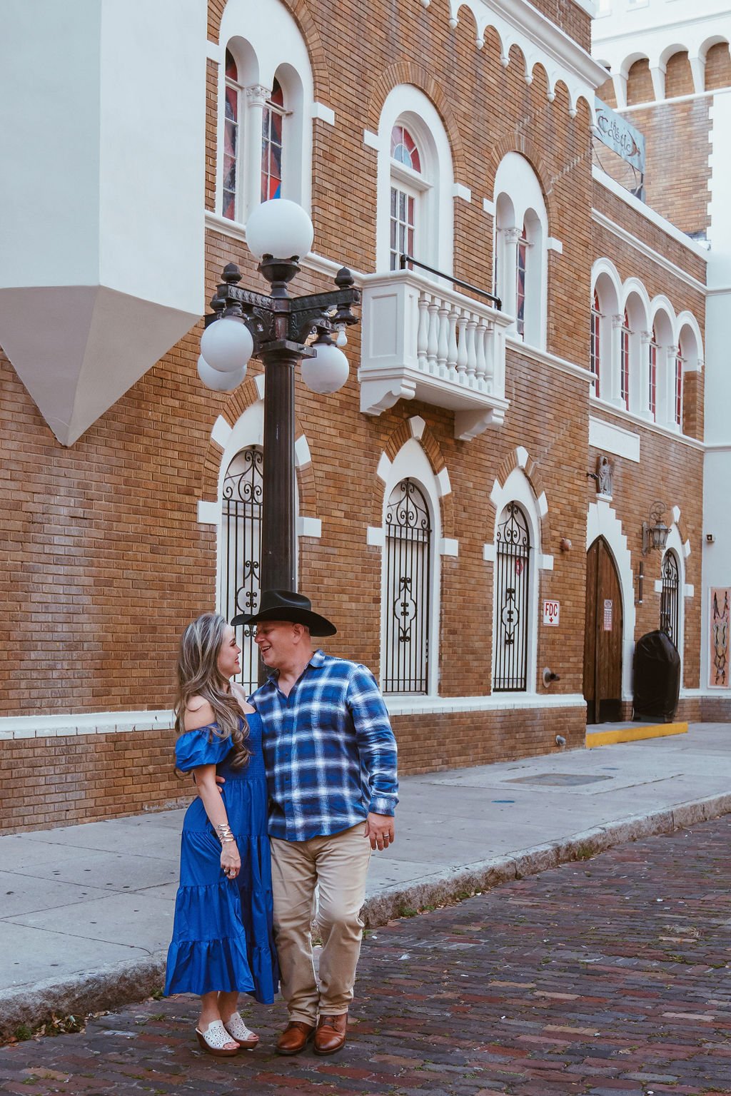 couple-in-Ybor-City-photo