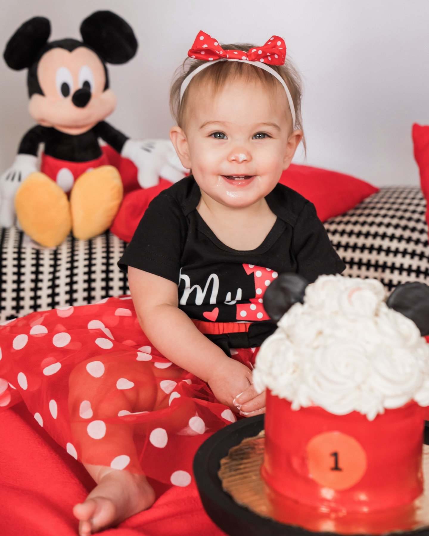 Smash cake sessions are super fun !!!! Kira's session at the @orendastudiotampa totally stole my heart ! 
Swipe left ⬅️ and see some of my favorites !

Cake by @cachito_de_cielo._ 

#tampaphotographer #tampamoms #tampababy #smashcakesession #smashcak