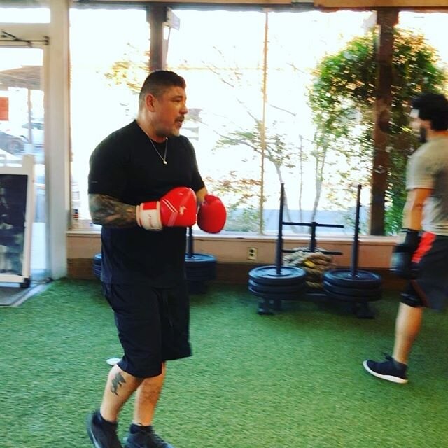 Coach Rob @osoriotrainingcenter &amp; myself @fitness_mindset_  doing work on this heavy bag. @armando_j415 recording after finishing his rounds 🥊 
#Health #Exercise #Nutrition #Medicine #Fitness #Food