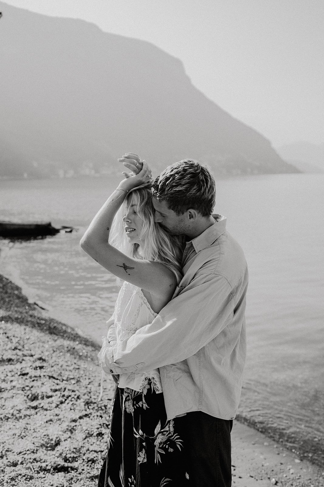 sunrise couples session in varenna, lake como couples session, lake como wedding photographer, lake como engagement photos, varenna wedding photographer, varenna engagement photos