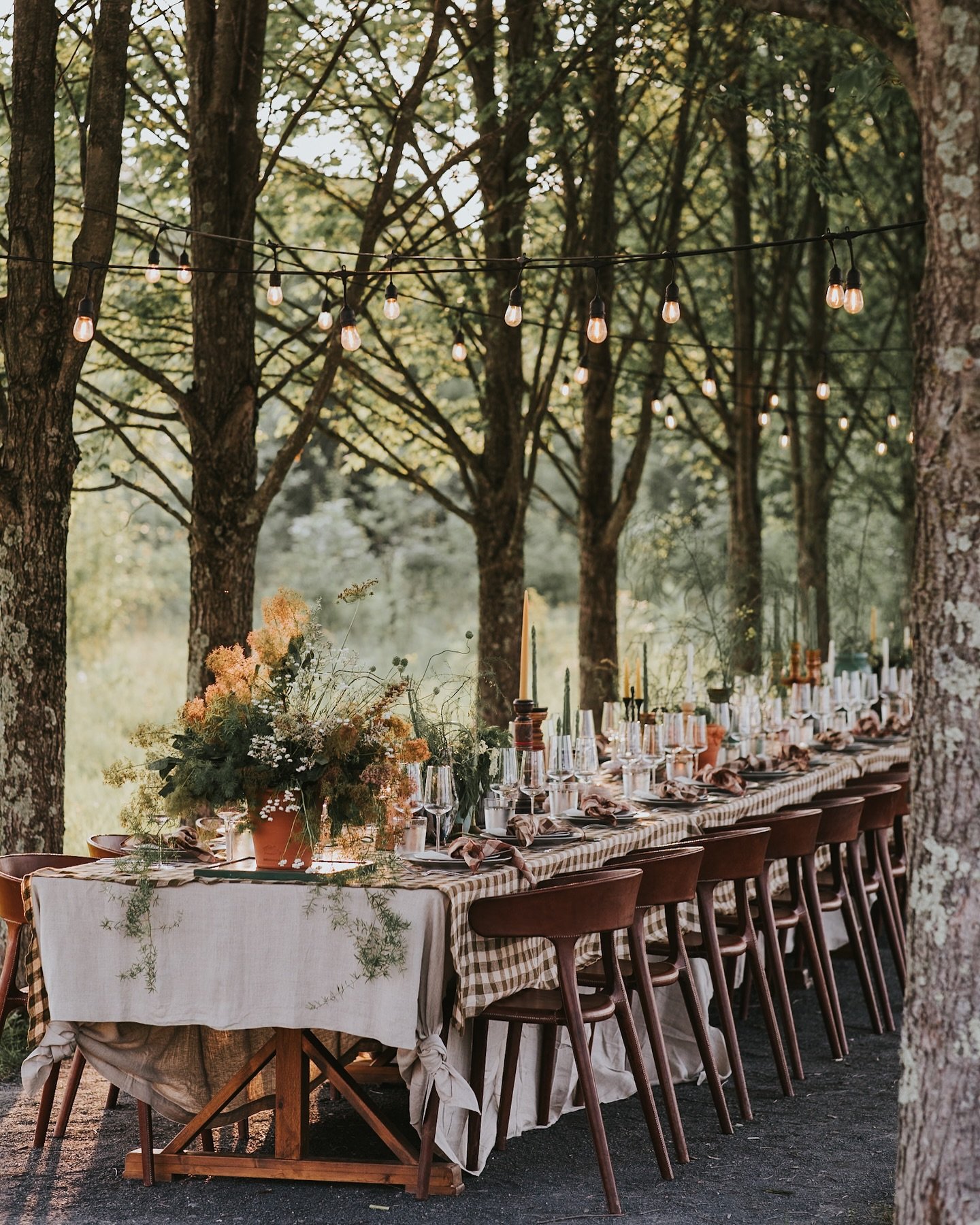 Last week I had the pleasure of photographing one of @wildflowerauberge &lsquo;s summer dinner series and the table setup was so cute ✨