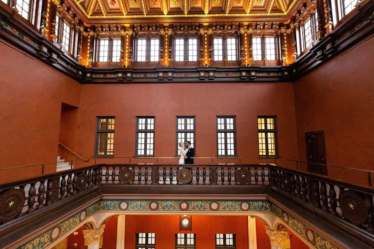 These two sweethearts love to read, so it was only fitting to celebrate their marriage surrounded by the coziness of old books and the gorgeous architecture of a bygone era. What a romantic occasion at the historic Julia Ideson Library. &hearts;️