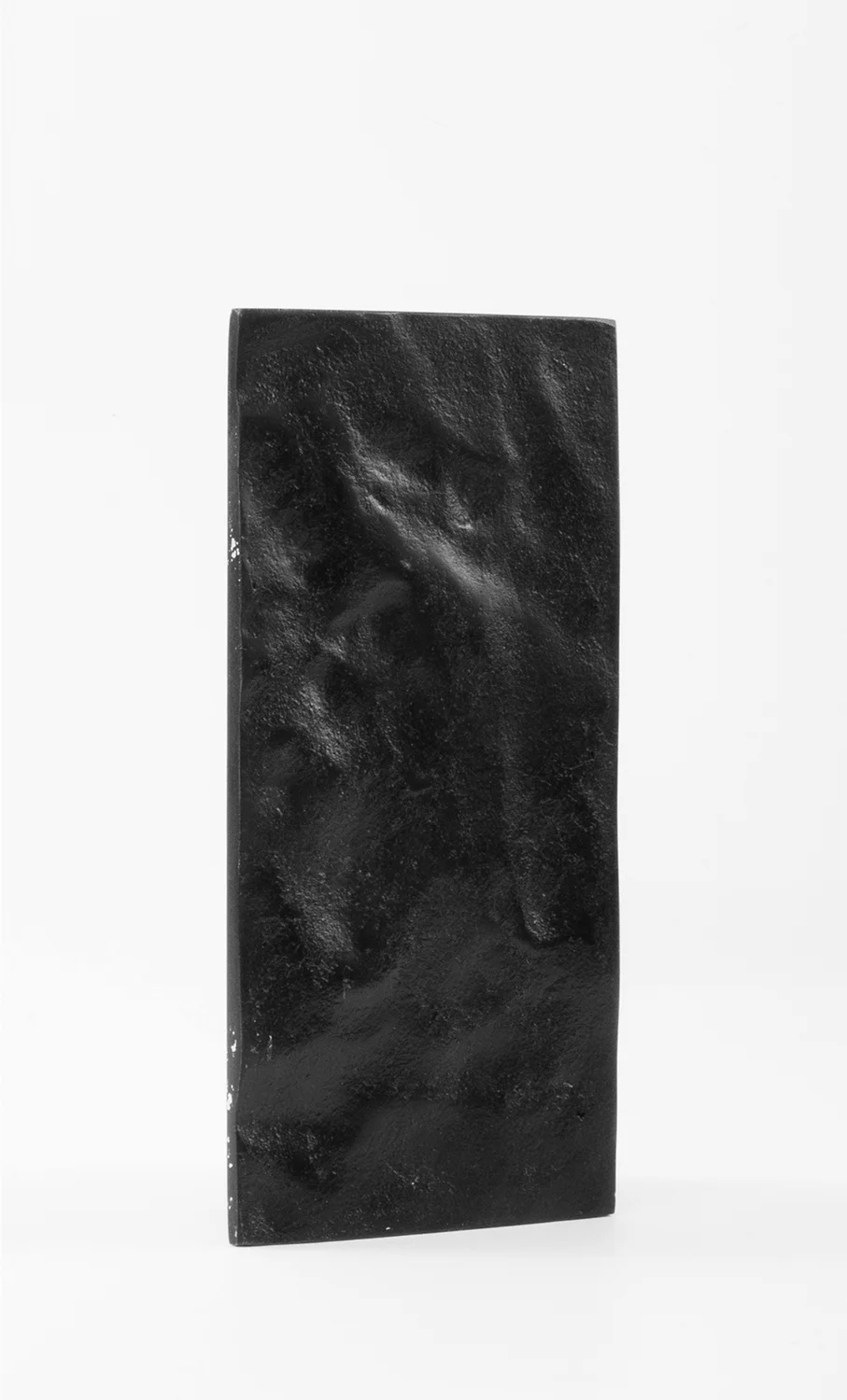 Bronze fondu au sable et texturé à la main. Patine à chaud noire. Autres patines sur demande. Sand-cast patinated bronze, handmade texture. Black patina. Bespoke patinas on request.