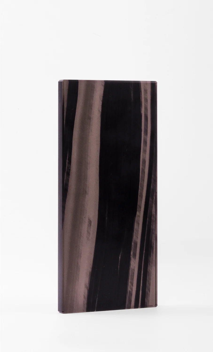 Obsidienne naturelle translucide zébrée. Natural obsidian.