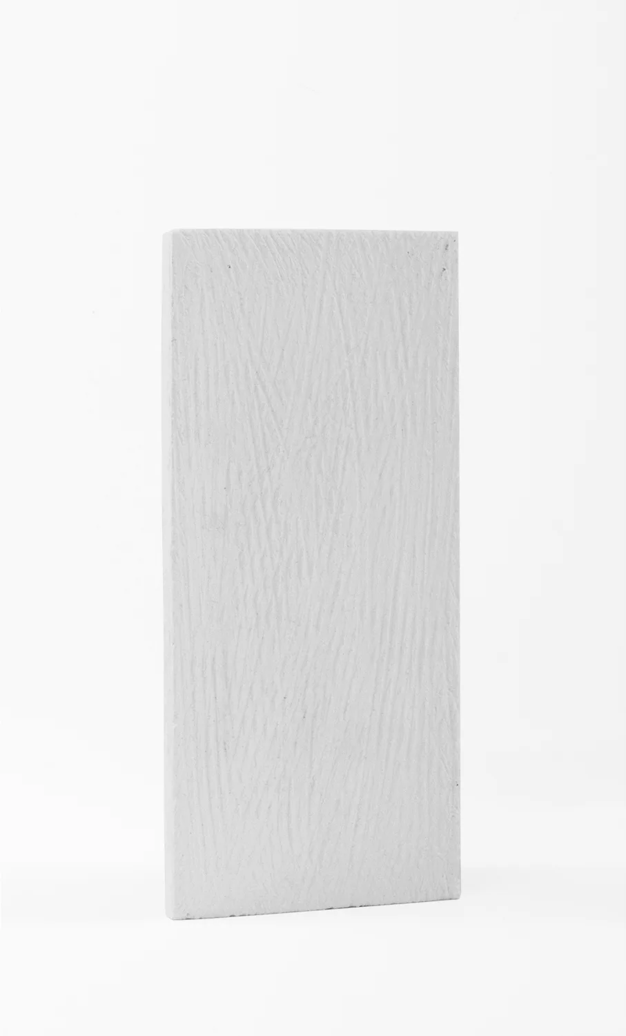 Plâtre blanc moulé et fibré, texture striée réalisée à la main. Autres textures sur demande. Molded plaster, handmade striated texture. Bespoke surface effect on request.