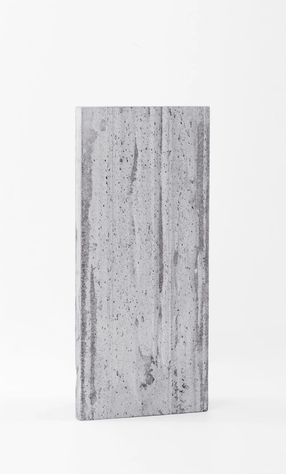 Plâtre gris ou beige moulé et fibré, texturé à la main. Autres couleurs sur demande. Molded grey plaster, handmade texture. Bespoke colors on request.
