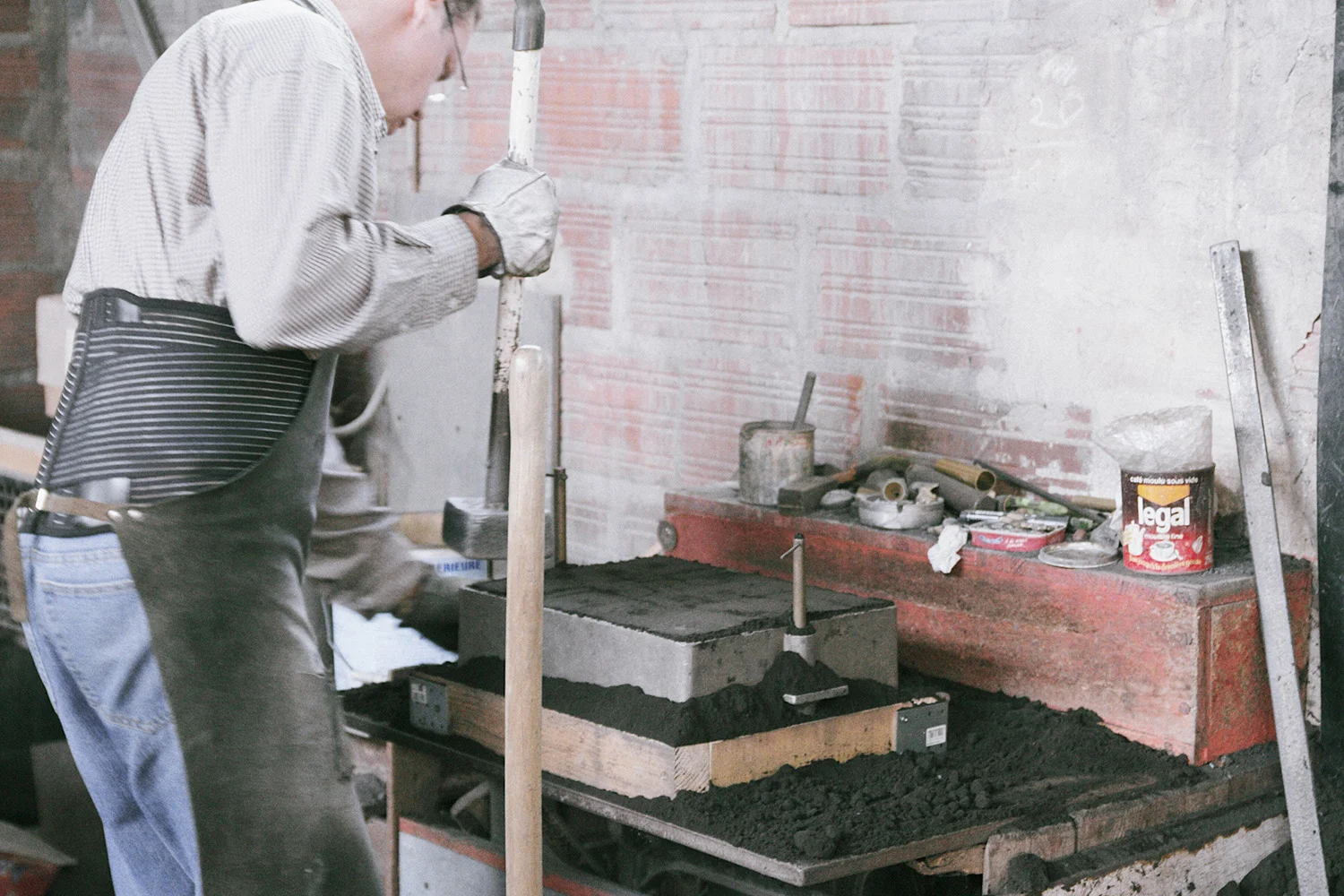 Traditionnel sand cast technique for our bronze pieces.