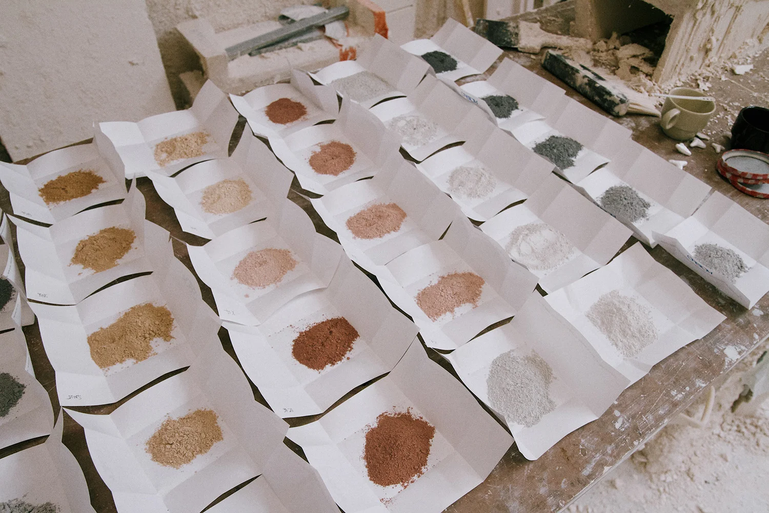 Plaster dyed in the mass: color tests.