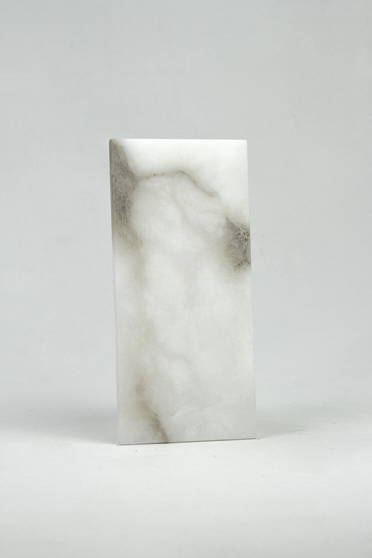  Albâtre blanc avec des veines brunes&nbsp; / white alabaster with brown veins  