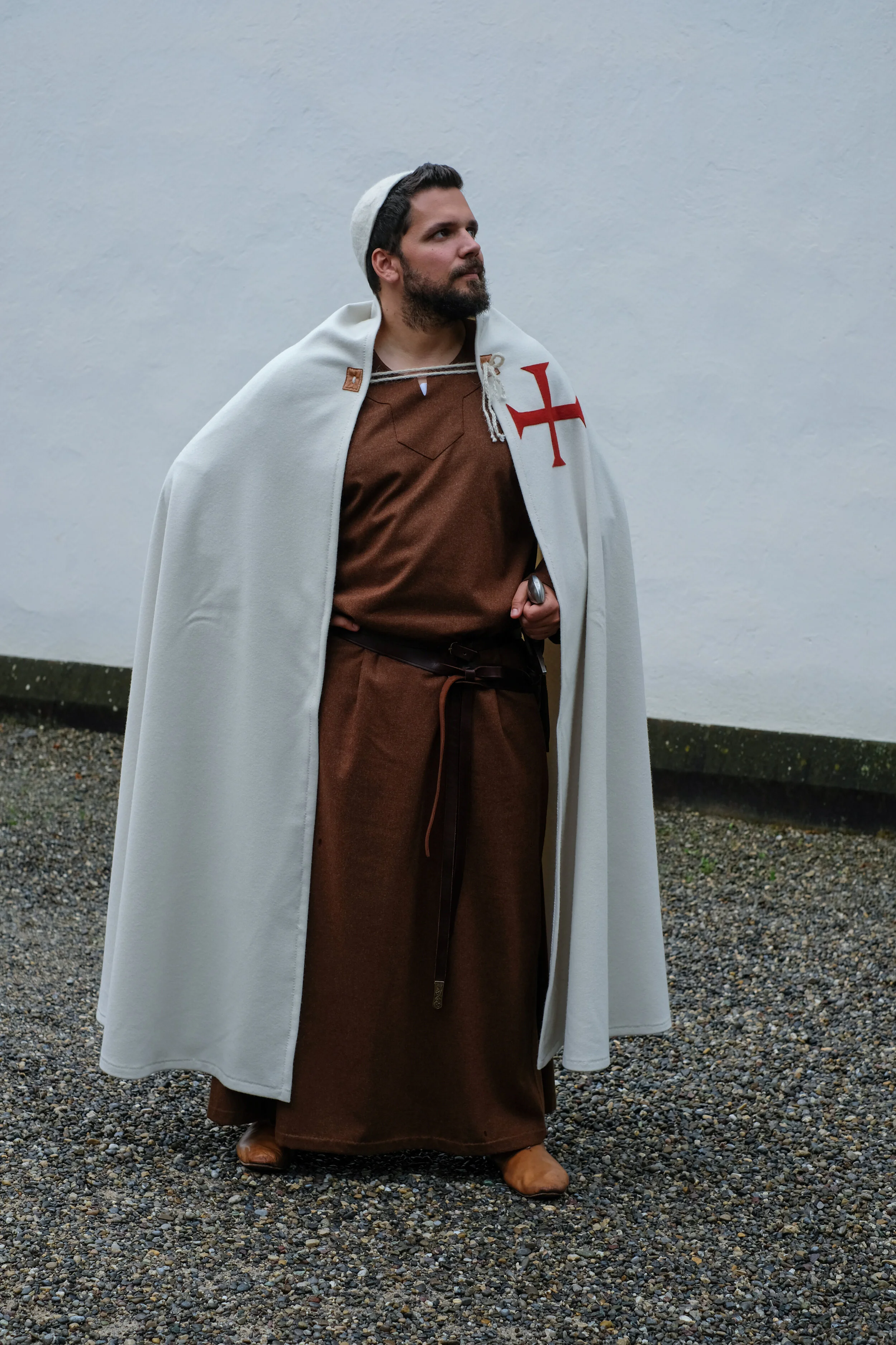  Repräsentative Ausstattung des Templerbruders mit Mantel und Schwert. 