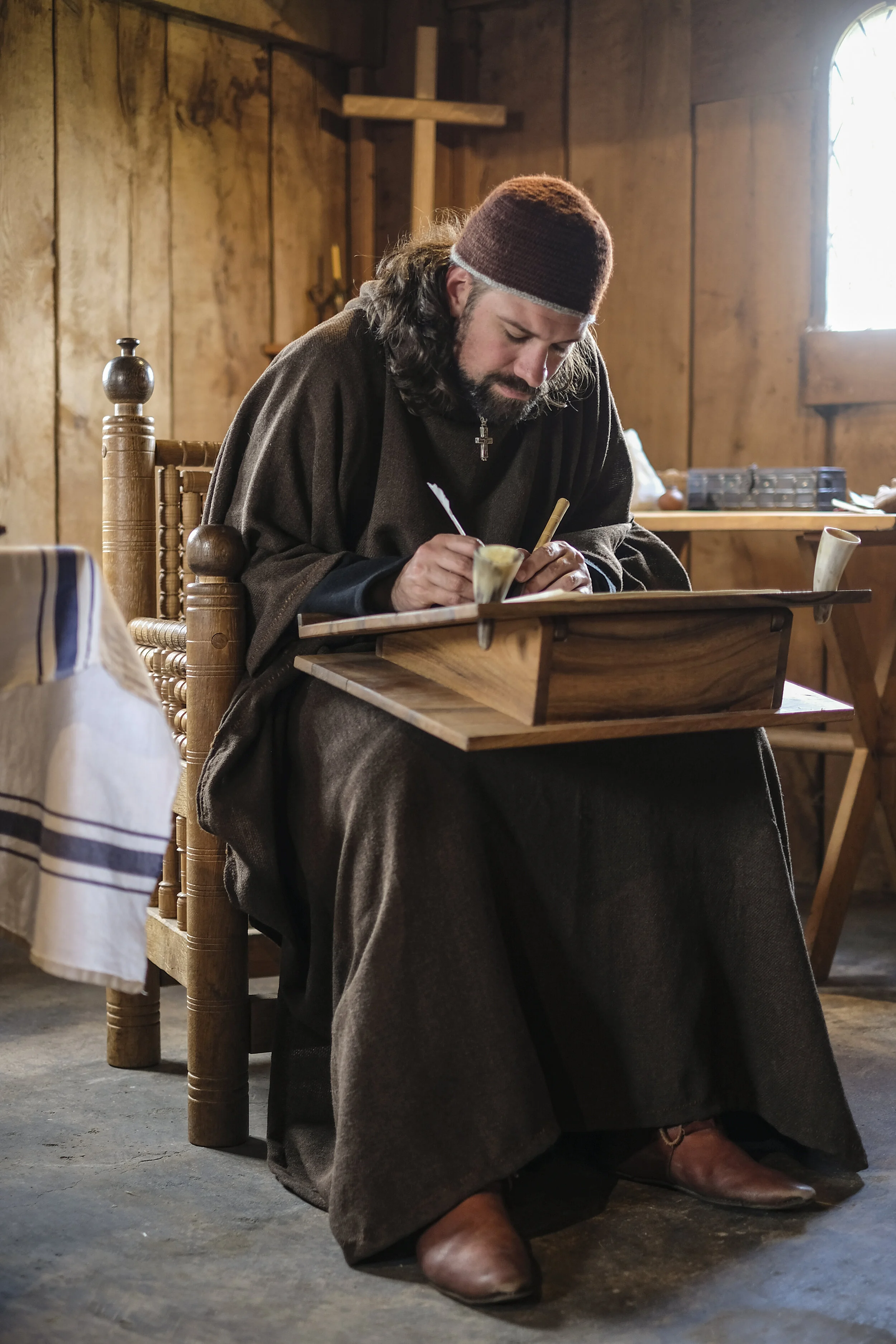  Benediktiner Scriptor in seiner Cuculle, dem typischen Kleidungsstück der monastischen Mönche um 1180 n.Chr. 